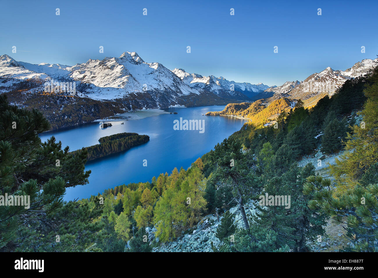 Il lago di Sils, tra Maloja Pass e il lago di Silvaplana, dominato da diverse montagne oltre tremila metri, Grigioni, Svizzera Foto Stock