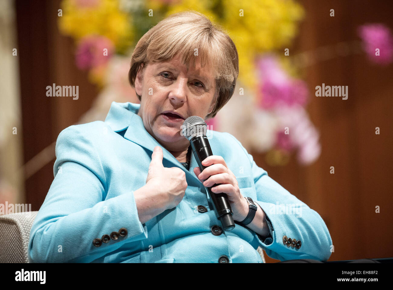 Tokyo, Giappone. 09Mar, 2015. Il cancelliere tedesco Angela Merkel (CDU) parla durante un ciclo di colloqui con gli studenti e i docenti presso Asahi Hamarikyu Hall in Tokyo, Giappone, 09 marzo 2015. Merkel ha viaggiato in Giappone per una due giorni di visita ufficiale. Credito: dpa picture alliance/Alamy Live News Foto Stock