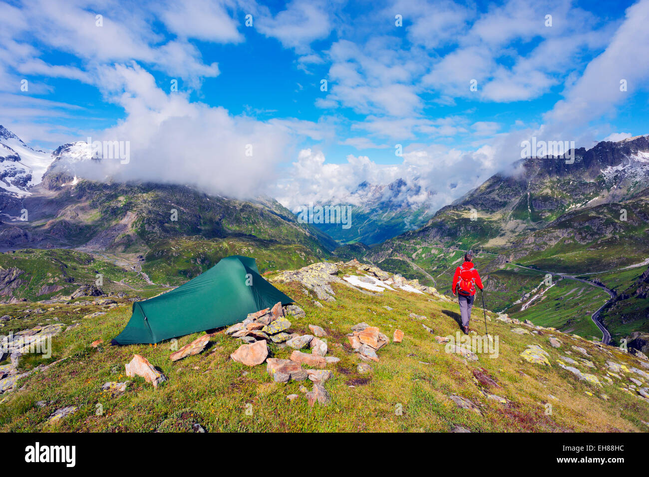 Escursionista e camp site, Sustenpass (Susten Pass), Alpi svizzere, Svizzera, Europa Foto Stock
