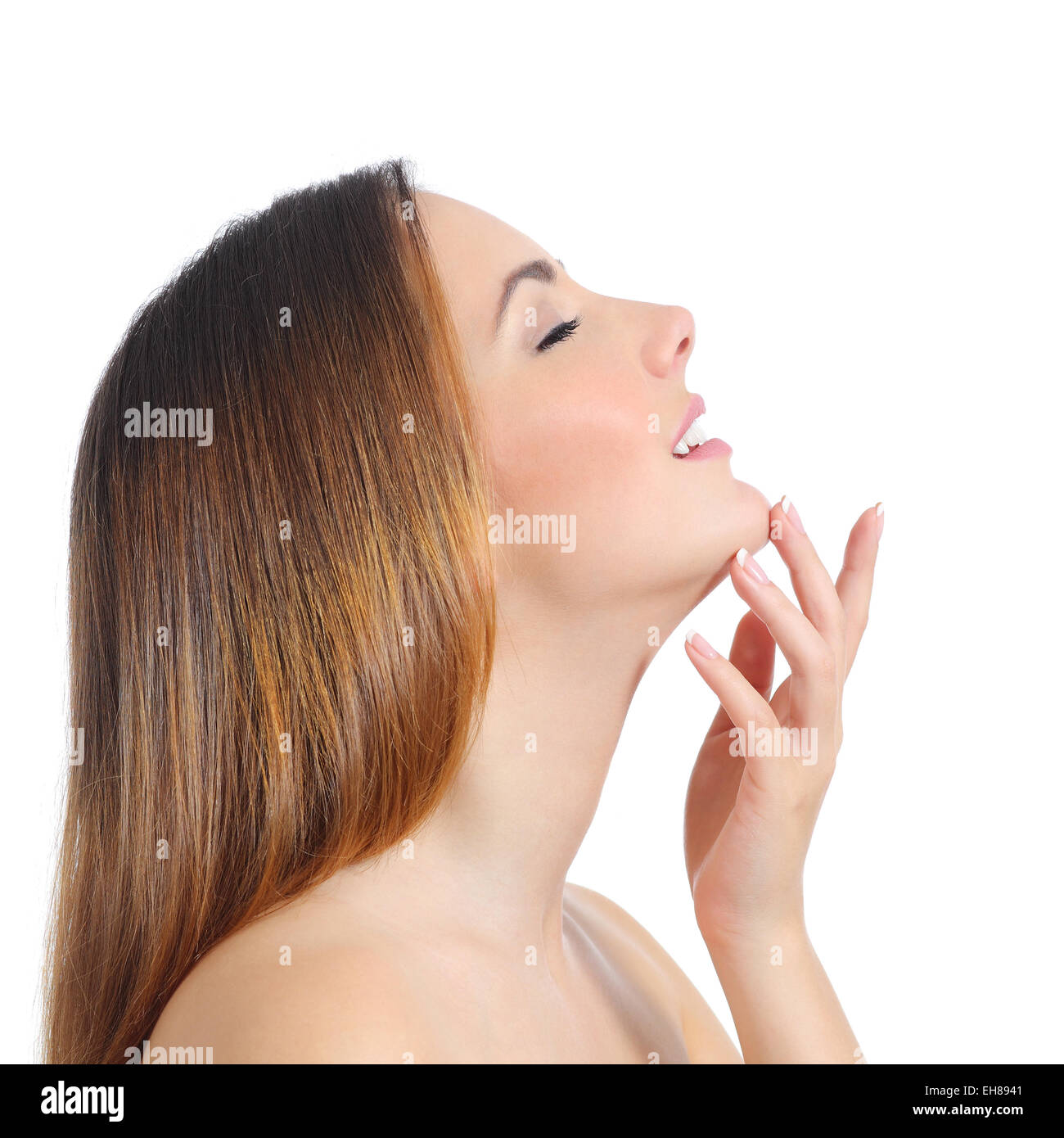 Profilo di una donna di bellezza la pelle del viso e la mano manicure isolato su uno sfondo bianco Foto Stock