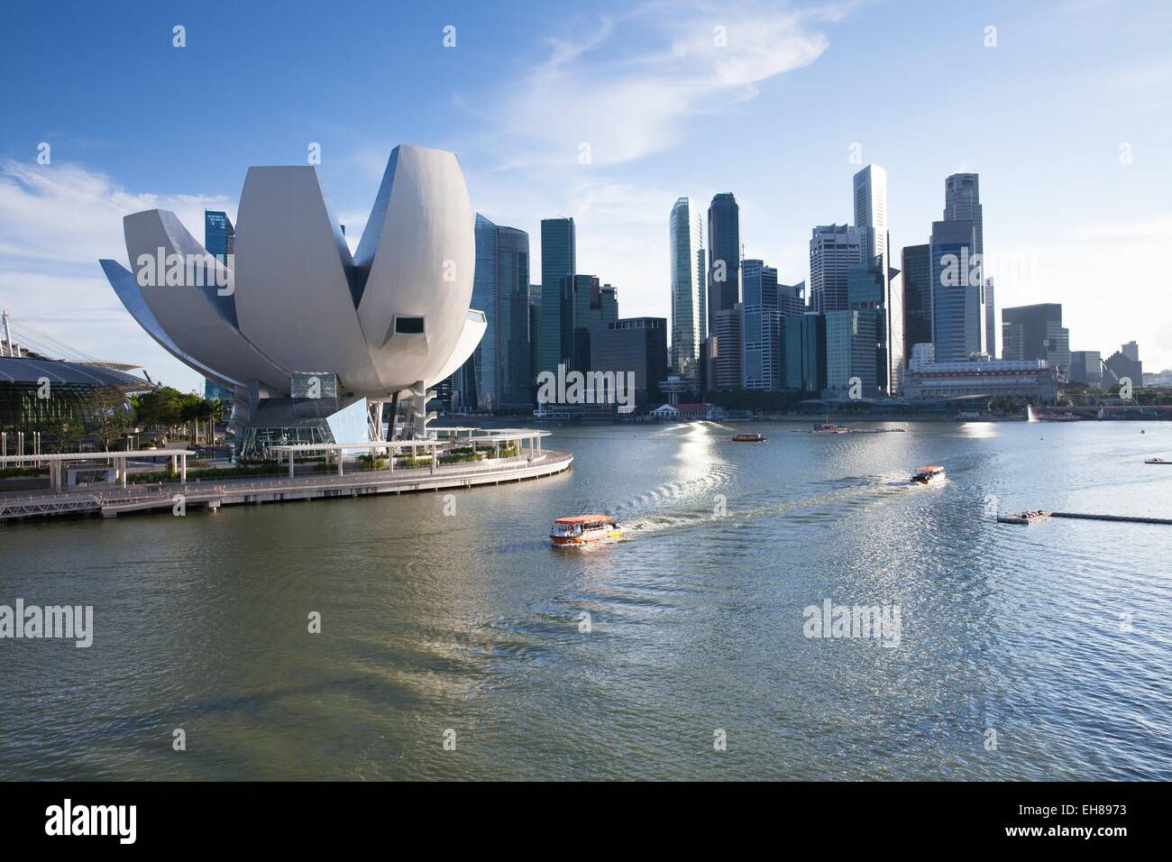 Singapore - Luglio 10 sullo skyline di Singapore, il quartiere centrale degli affari, arte Museo della Scienza del 10 luglio, 2013. Foto Stock