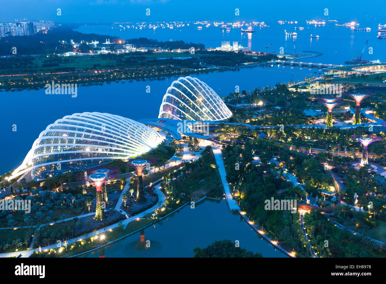 Singapore - luglio 8: Super alberi in giardini in bay park, vista da Marina Bay Sands Hotel in data 8 luglio 2013. Foto Stock