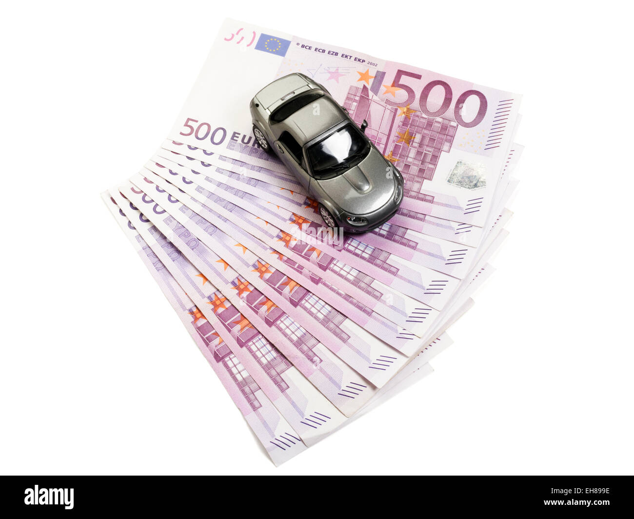 Modello in scala auto sportiva su dieci cinquecento Euro Bills ventaglio, isolato su sfondo bianco Foto Stock