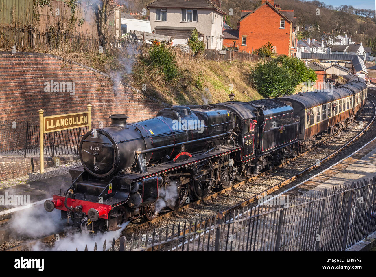Vapore & Stars 4, SSS4 a Llangollen Railway 7 marzo 2015. LMS Stanier Class 5 4-6-0 5231] Sherwood Forester a Llangollen Foto Stock