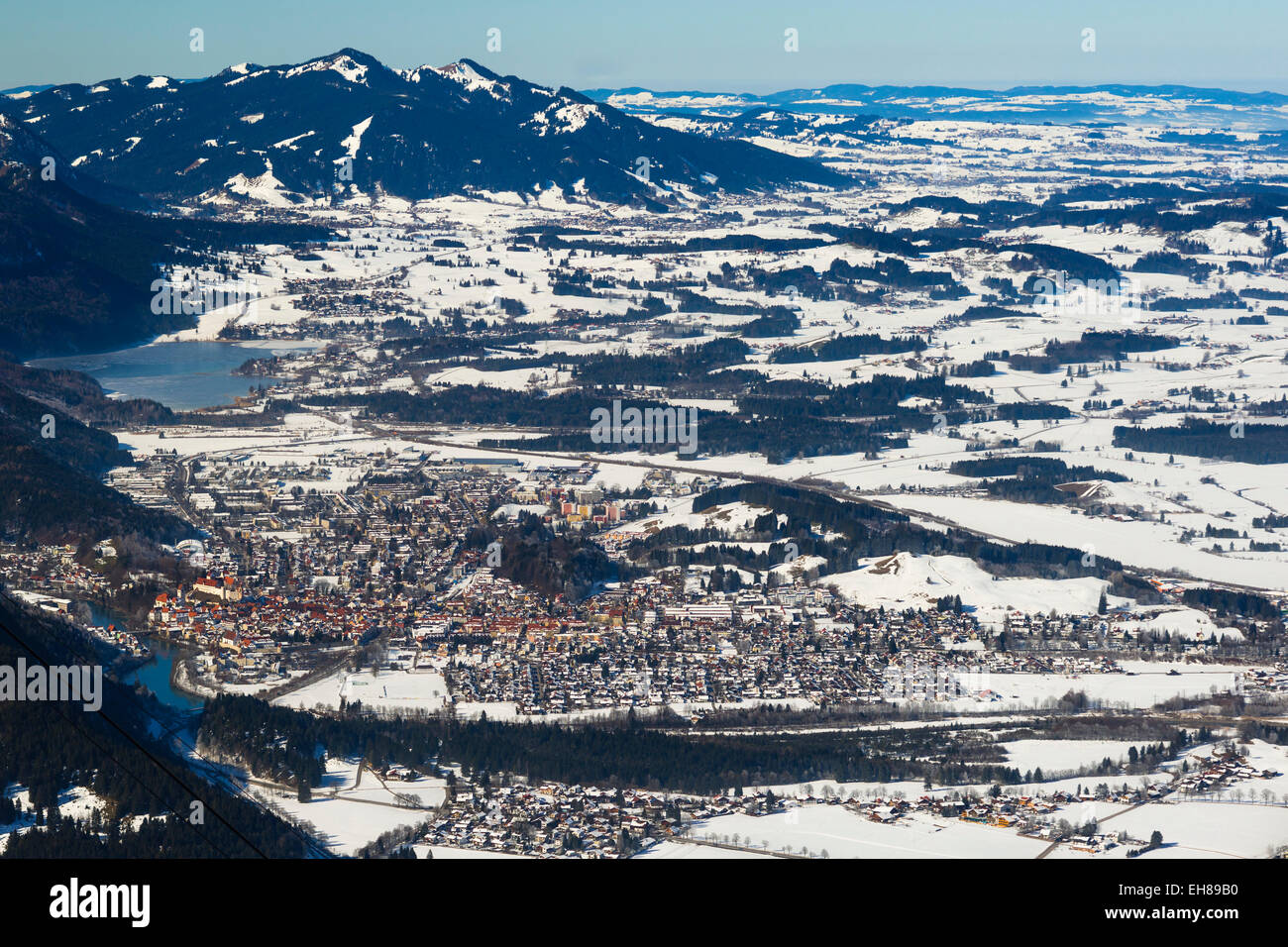 Vista dal Tegelberg massiccio della città di Füssen e lago Weissensee, Ostallgäu, Algovia, Svevia, Baviera, Germania Foto Stock
