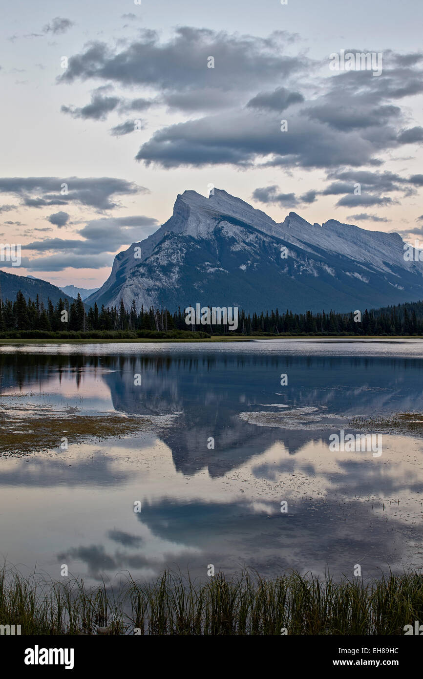 Mount Rundle e vermiglio laghi, il Parco Nazionale di Banff, Sito Patrimonio Mondiale dell'UNESCO, Alberta, Canada, America del Nord Foto Stock