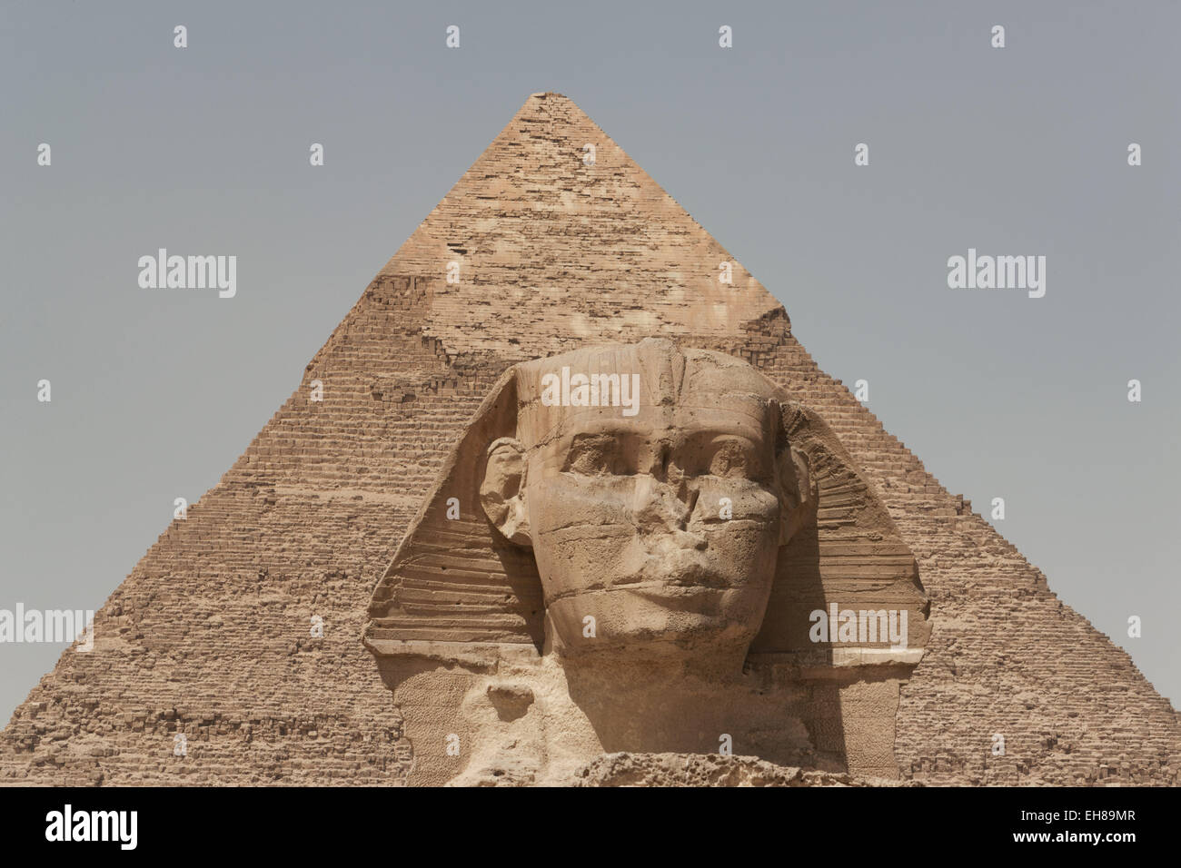 La sfinge e la piramide di Khafre in Giza, Sito Patrimonio Mondiale dell'UNESCO, vicino a Il Cairo, Egitto, Africa Settentrionale, Africa Foto Stock