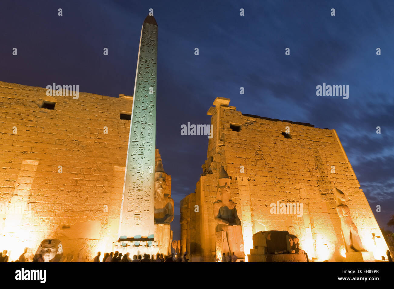 Obelisco in antichi egizi del Tempio di Luxor di notte, Luxor, Tebe, Sito Patrimonio Mondiale dell'UNESCO, Egitto, Africa Settentrionale, Africa Foto Stock
