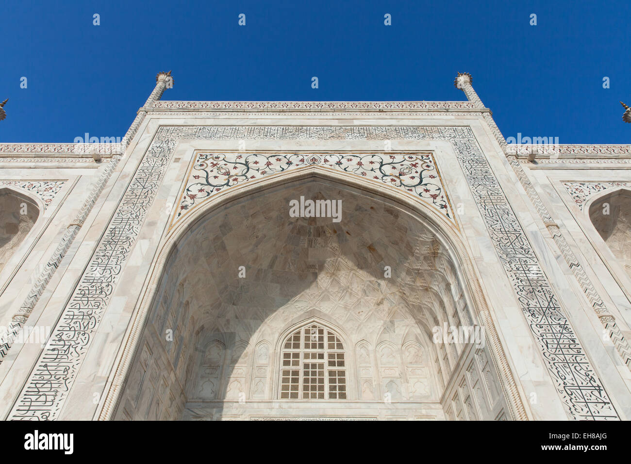 Agra, Uttar Pradesh, India - 04 Ottobre 2014: la vista ravvicinata delle incisioni sulle pareti del del Taj Mahal monumento, Agra, India Foto Stock