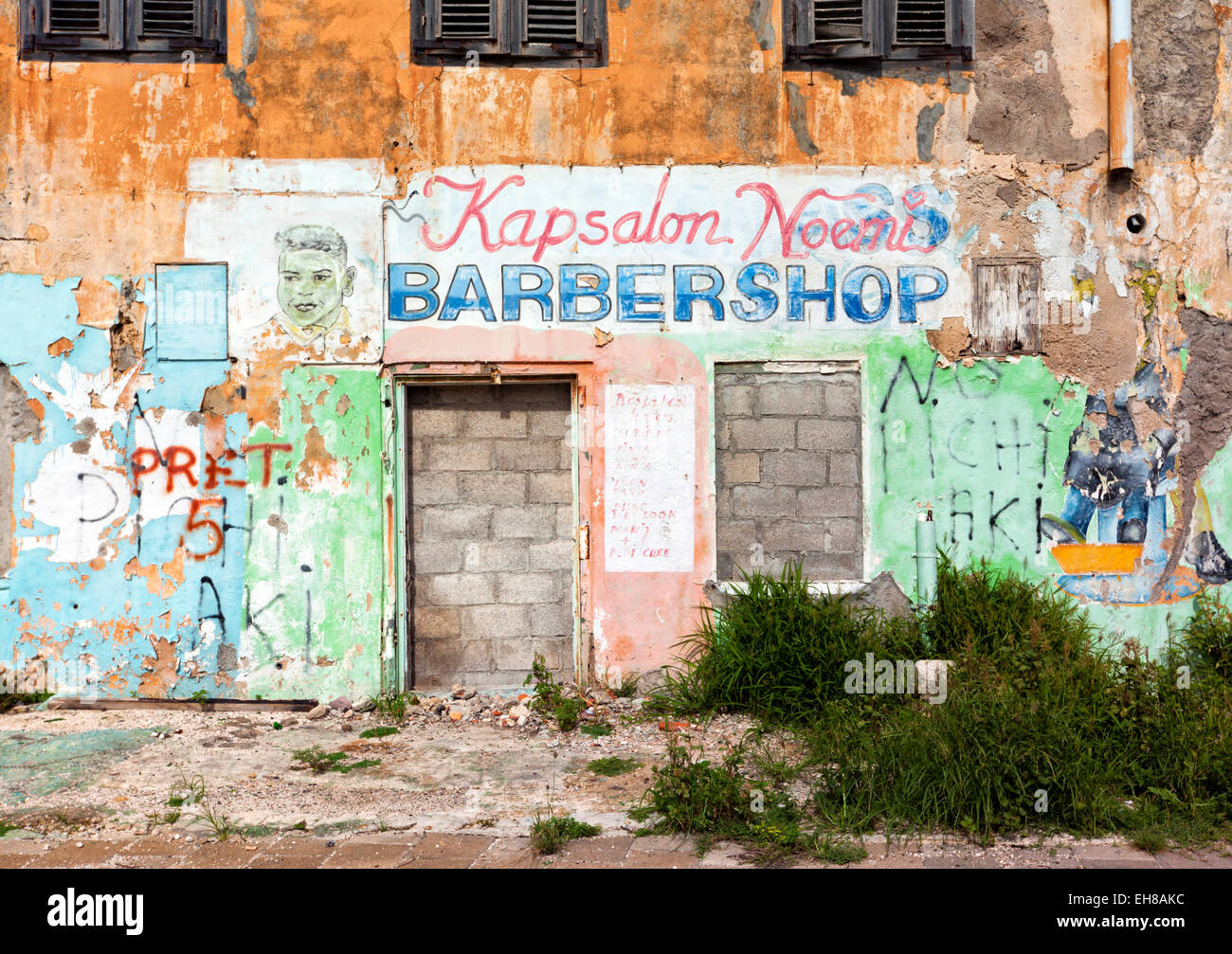 La facciata a spiovente di abbandono di Barber shop a Otrobanda trimestre, Willemstad, Curaçao Foto Stock