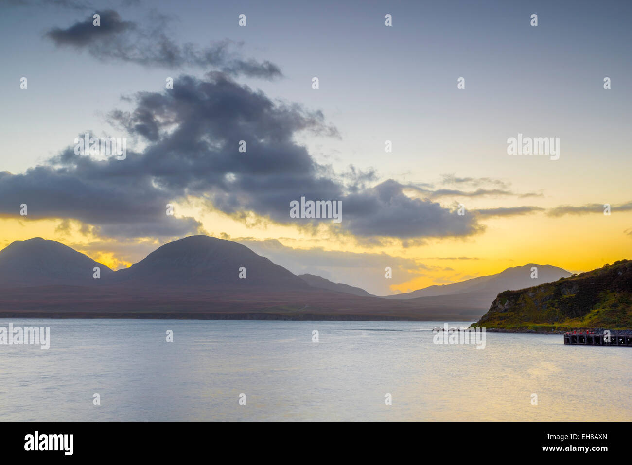 Isle of Jura e pappe del Giura attraverso Bunnahabhain Bay e suono di Islay da Islay, Argyll and Bute, Scotland, Regno Unito Foto Stock