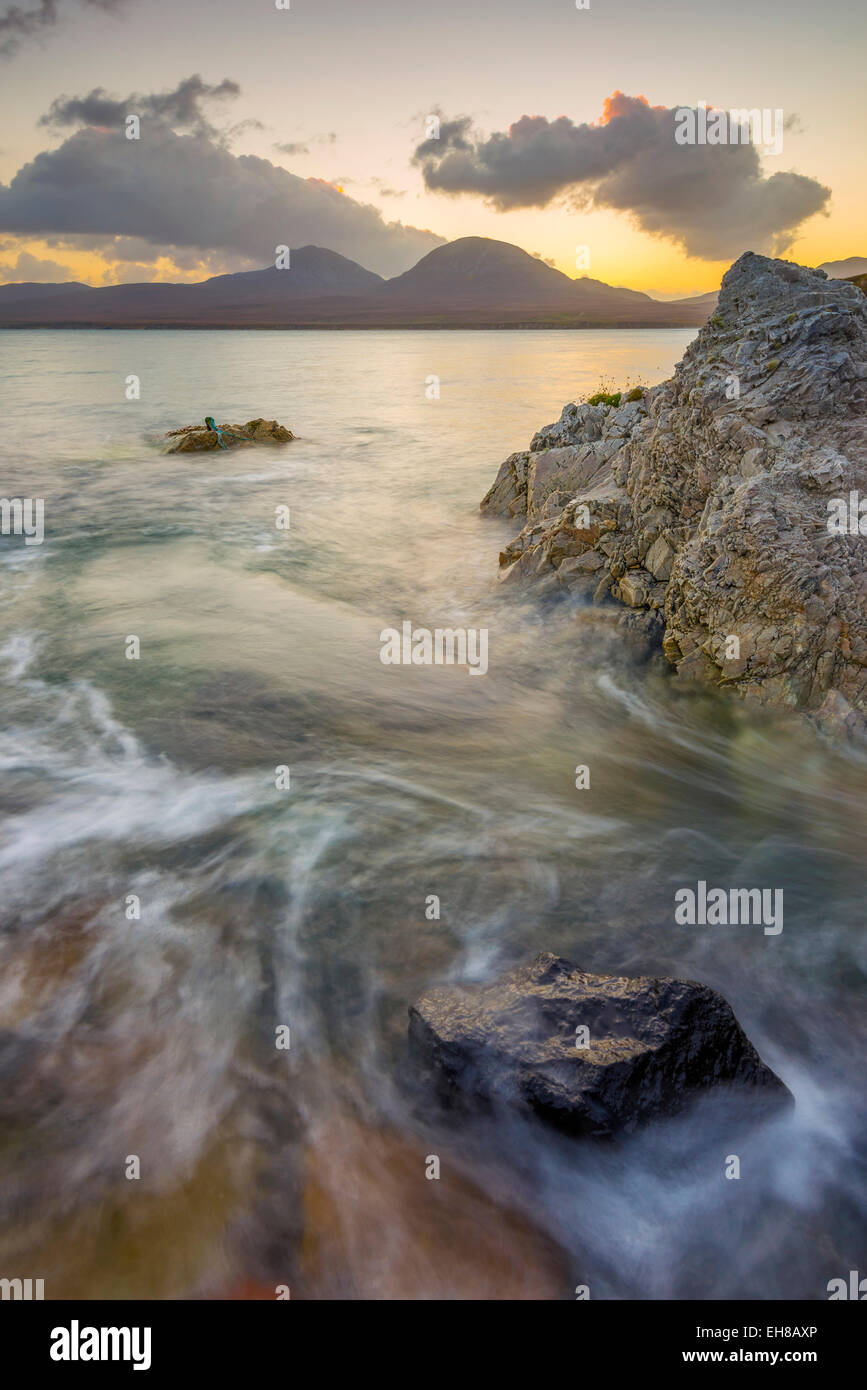 Isle of Jura e pappe del Giura attraverso Bunnahabhain Bay e suono di Islay da Islay, Argyll and Bute, Scotland, Regno Unito Foto Stock