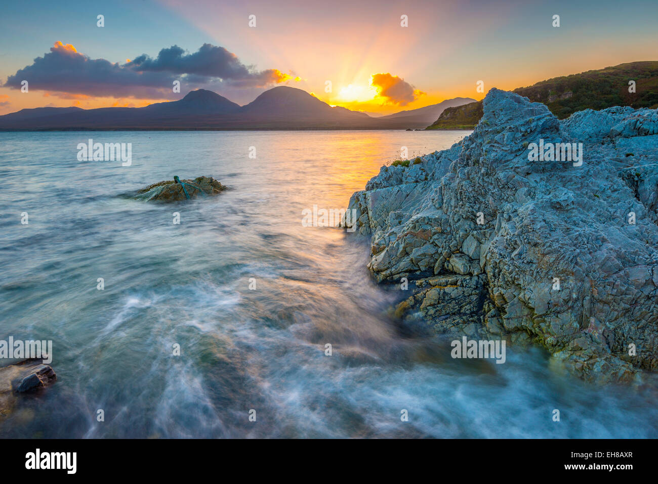 Isle of Jura e pappe del Giura attraverso Bunnahabhain Bay e suono di Islay da Islay, Argyll and Bute, Scotland, Regno Unito Foto Stock