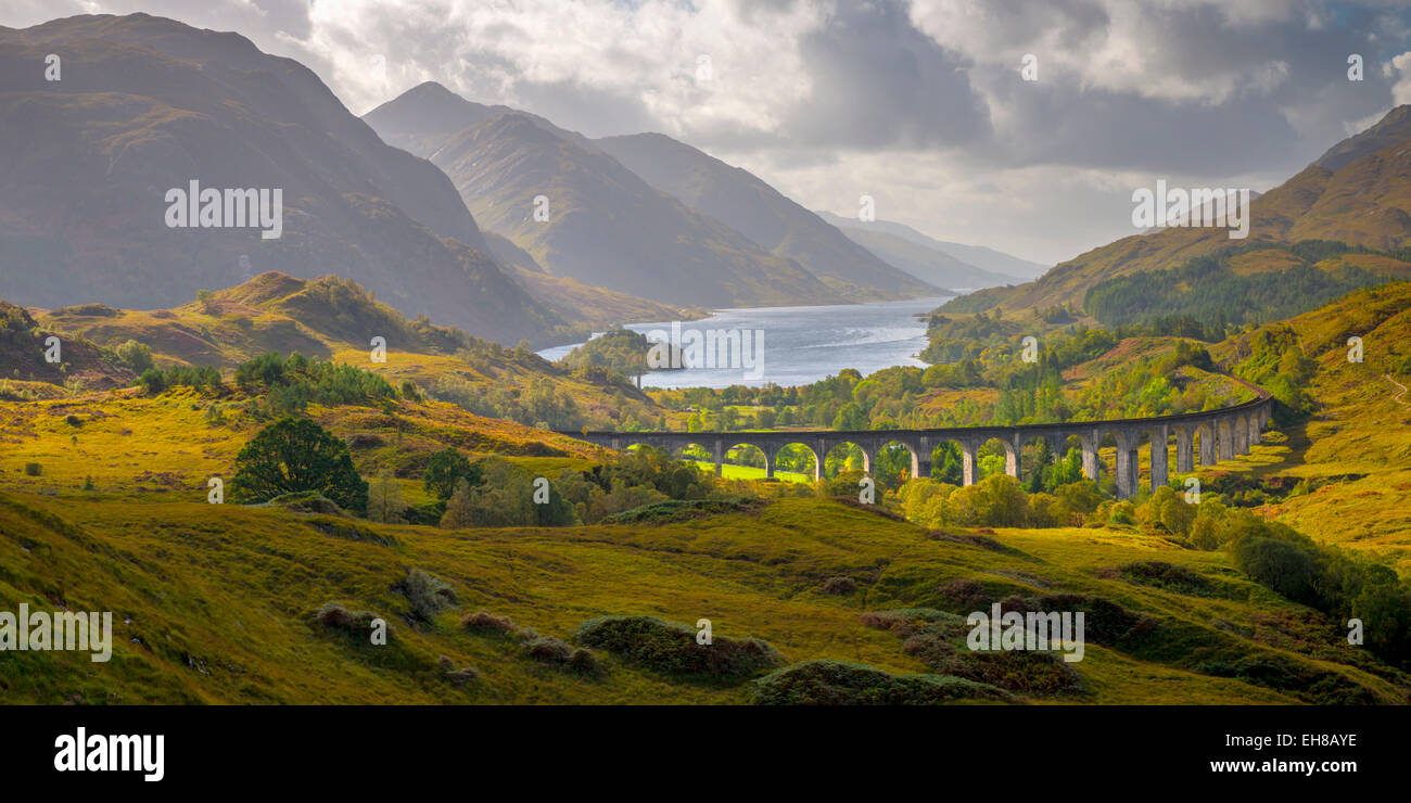 Glenfinnan viadotto ferroviario, parte del West Highland Line, Glenfinnan, Loch Shiel, Highlands, Scotland, Regno Unito, Europa Foto Stock