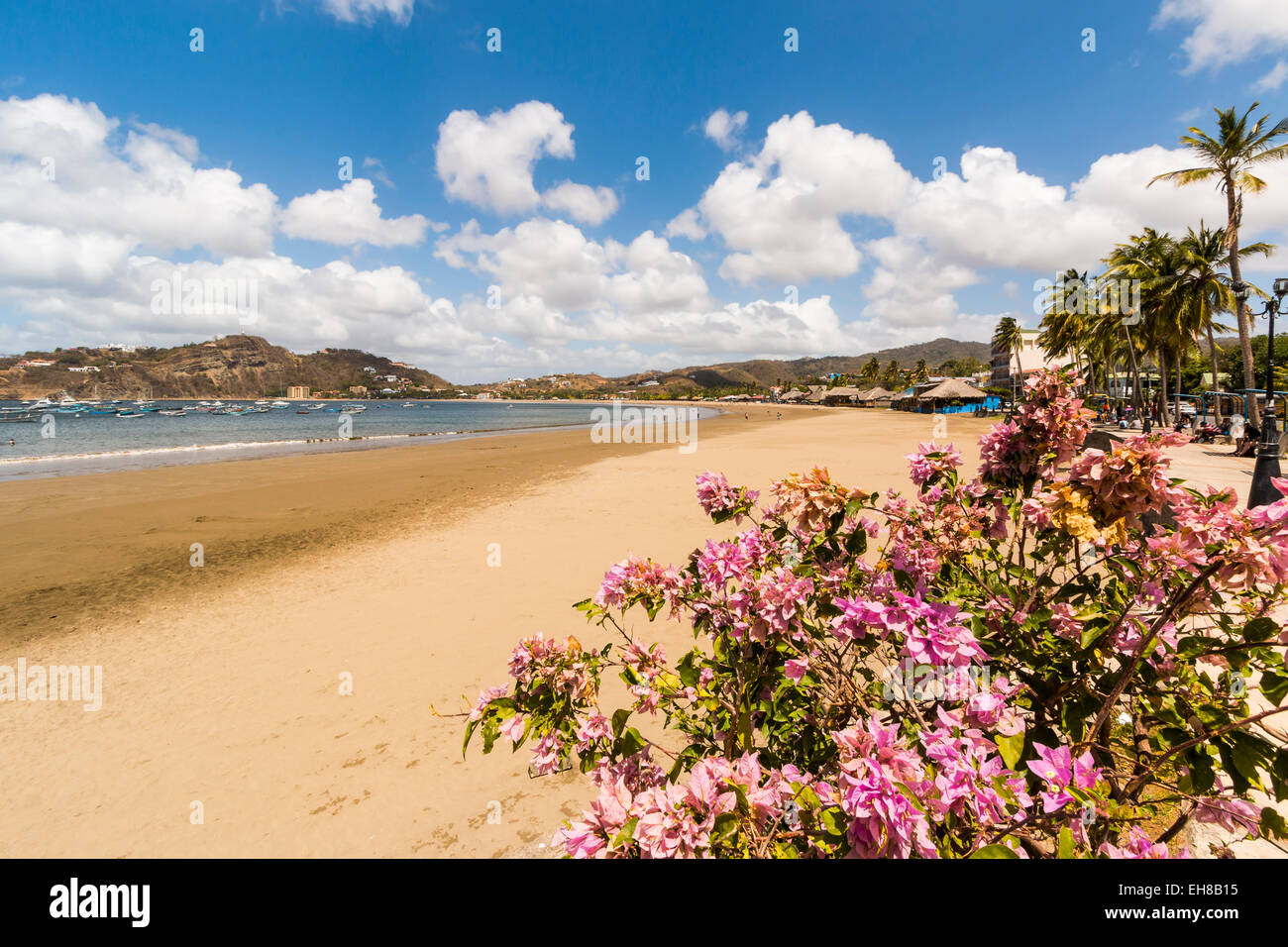 La mezza luna spiaggia cittadina a questo popolare hub turistici per il sud della costa del surf, San Juan del Sur, Rivas Provincia, Nicaragua Foto Stock