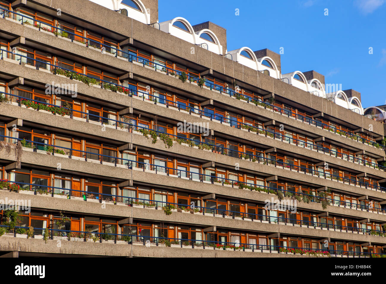 Appartamenti di Barbican, architettura modernista e alto edificio residenziale che vivono a Londra, Inghilterra, Regno Unito, Europa Foto Stock