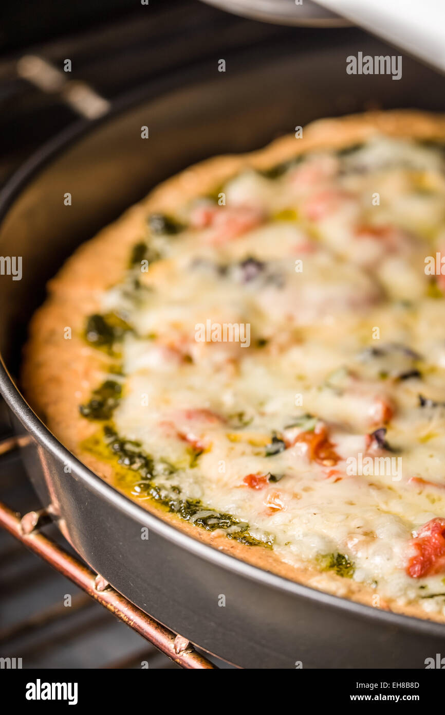 Vegetariano, pesto, multi-grano, spessa crosta di pizza la cottura in forno Foto Stock