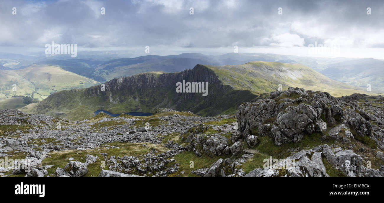 Vista verso sud dalla vetta di Cadair Idris, verso Craig Cau. Parco Nazionale di Snowdonia. Gwynedd, Wales, Regno Unito. Foto Stock