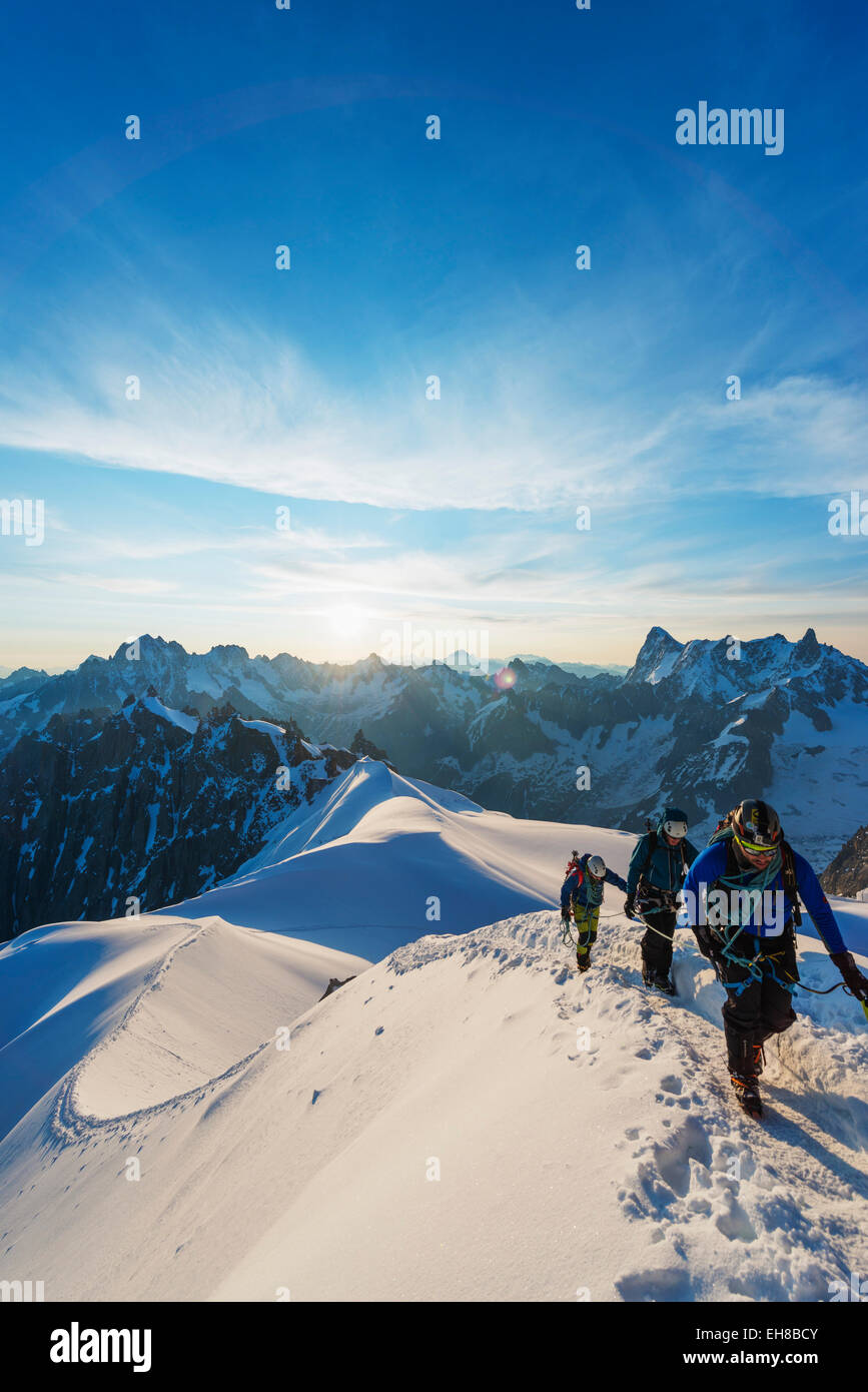 L'Europa, Francia, Haute Savoie, Rodano Alpi, Chamonix, Aiguille du Midi arete di neve Foto Stock