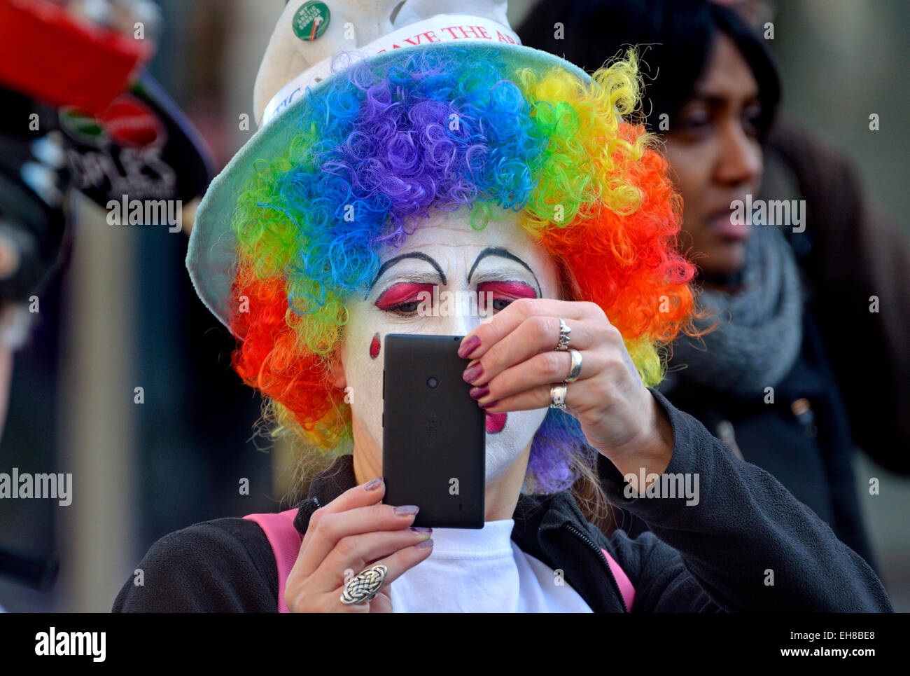 London, England.Clown prendendo un selfie durante un clima da marzo a Londra , 7 Marzo 2015 Foto Stock