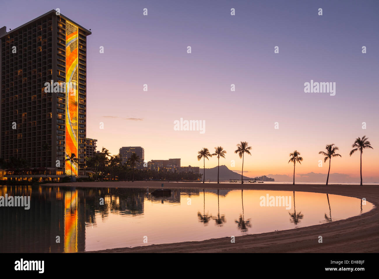 Rainbow Tower presso l'Hilton Hawaiian Village Hotel all'alba, Waikiki, Oahu, Hawaii Foto Stock