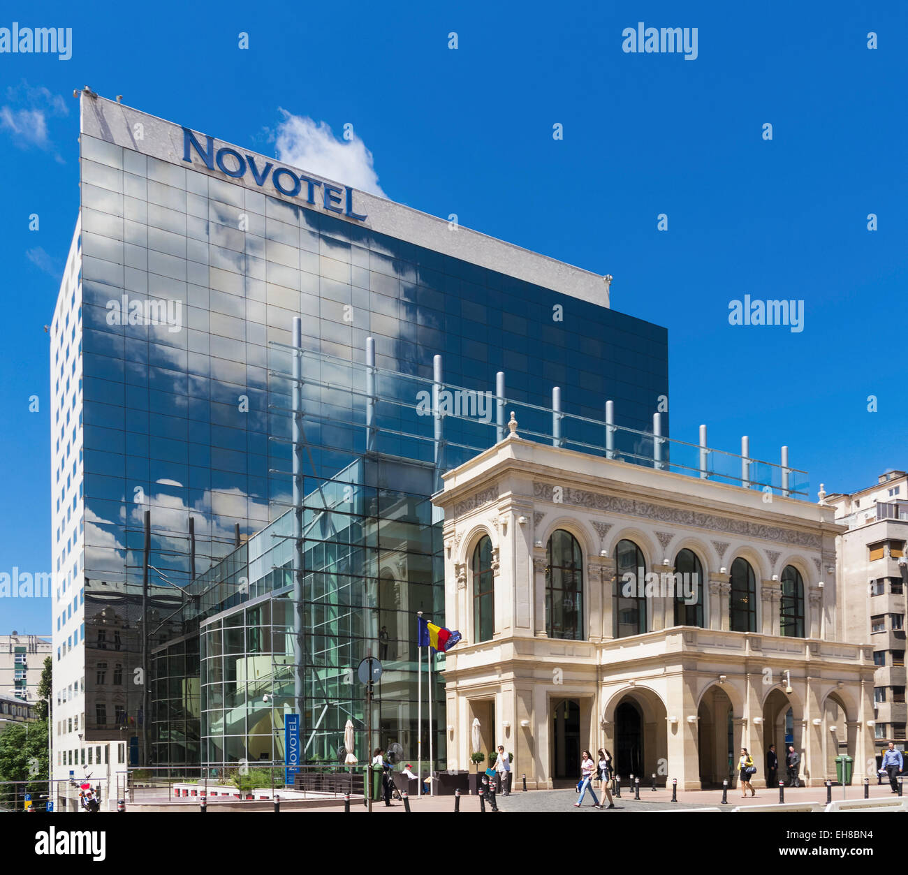 Hotel Novotel su Calea Victoriei Bucarest, Romania - ingresso è di replica del neoclassico teatro nazionale che stava qui Foto Stock