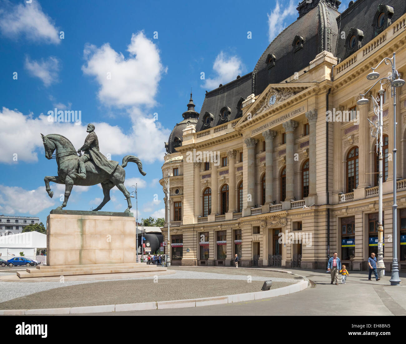 Università di Bucarest - Statua di re Carol I fuori della Biblioteca Centrale Università, Bucarest, Romania, Europa Foto Stock