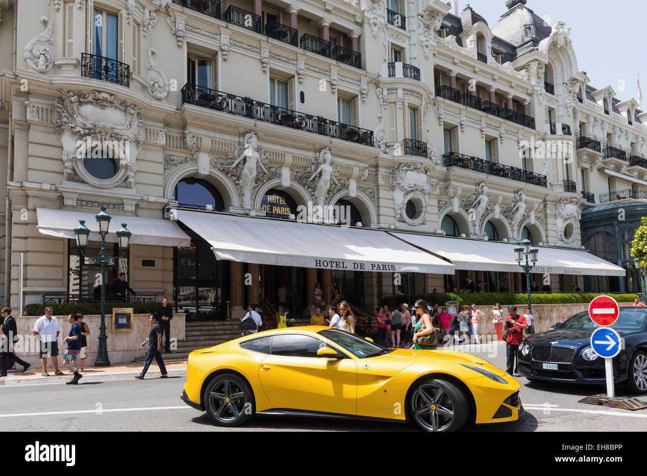 L'Hotel de Paris Montecarlo, Monaco, Europa - con vetture di lusso Foto Stock