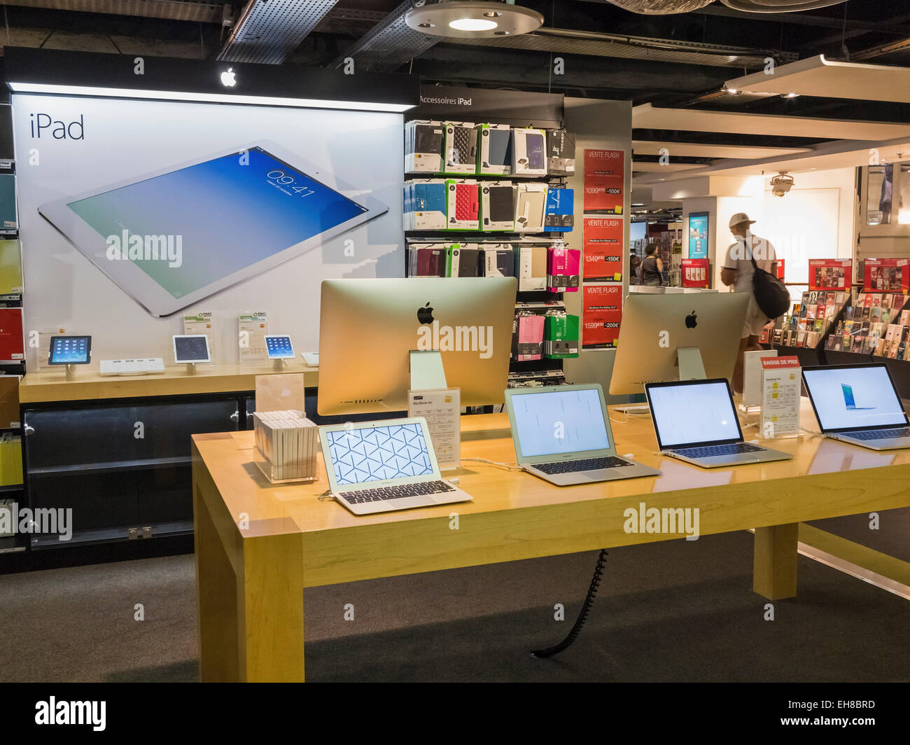 I prodotti Apple sul display in un grande magazzino Foto Stock I prodotti Apple sul display in un grande magazzino Foto Stock