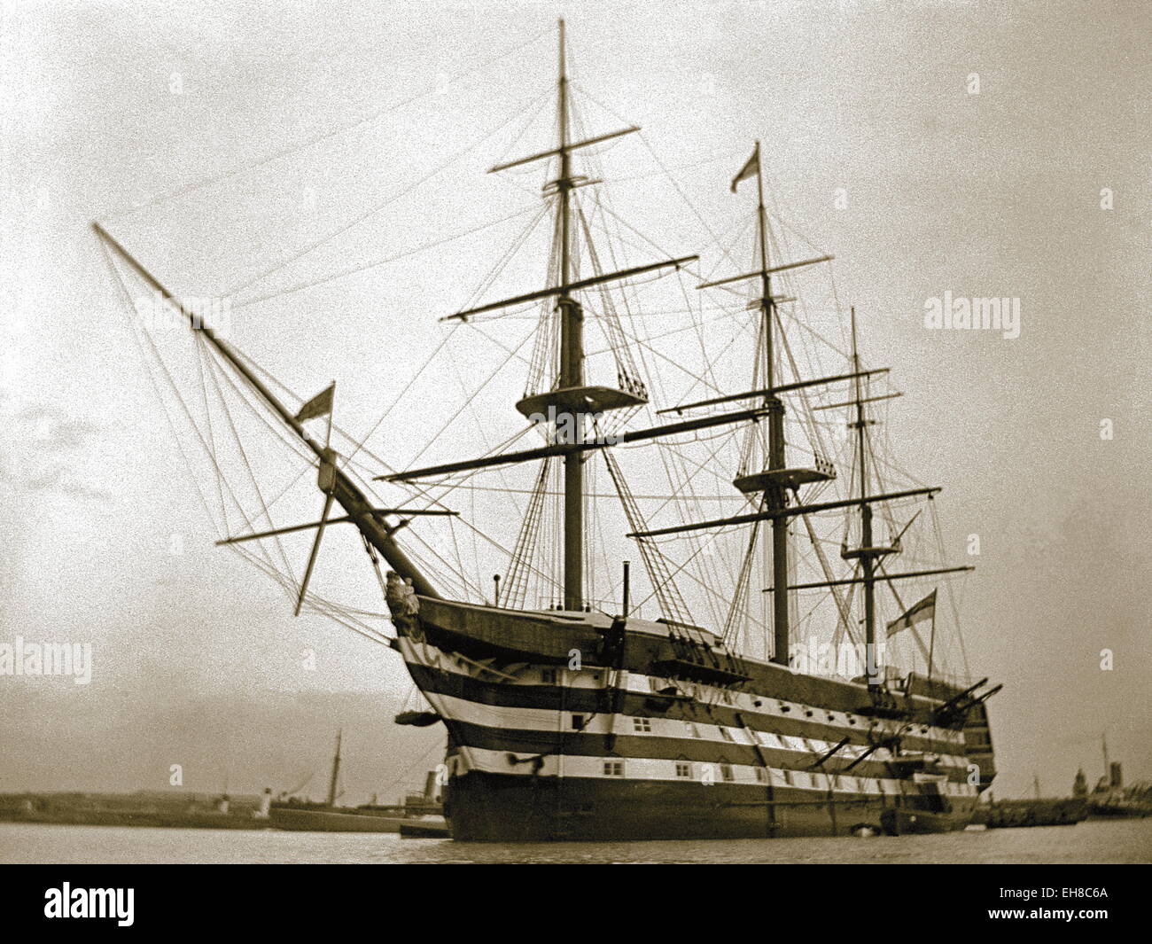 AJAX NEWS FOTO - HMS Victory - ammiraglio Horatio Nelson nave ammiraglia a galla in Portsmouth Porto circa. 1905. Nota "JACKSTAFF' E UNION JACK FLAG POSIZIONE SU bompresso. photo: AJAX NEWS & funzioni. REF:AVL/nav/HMSVICTORY/PMO Foto Stock