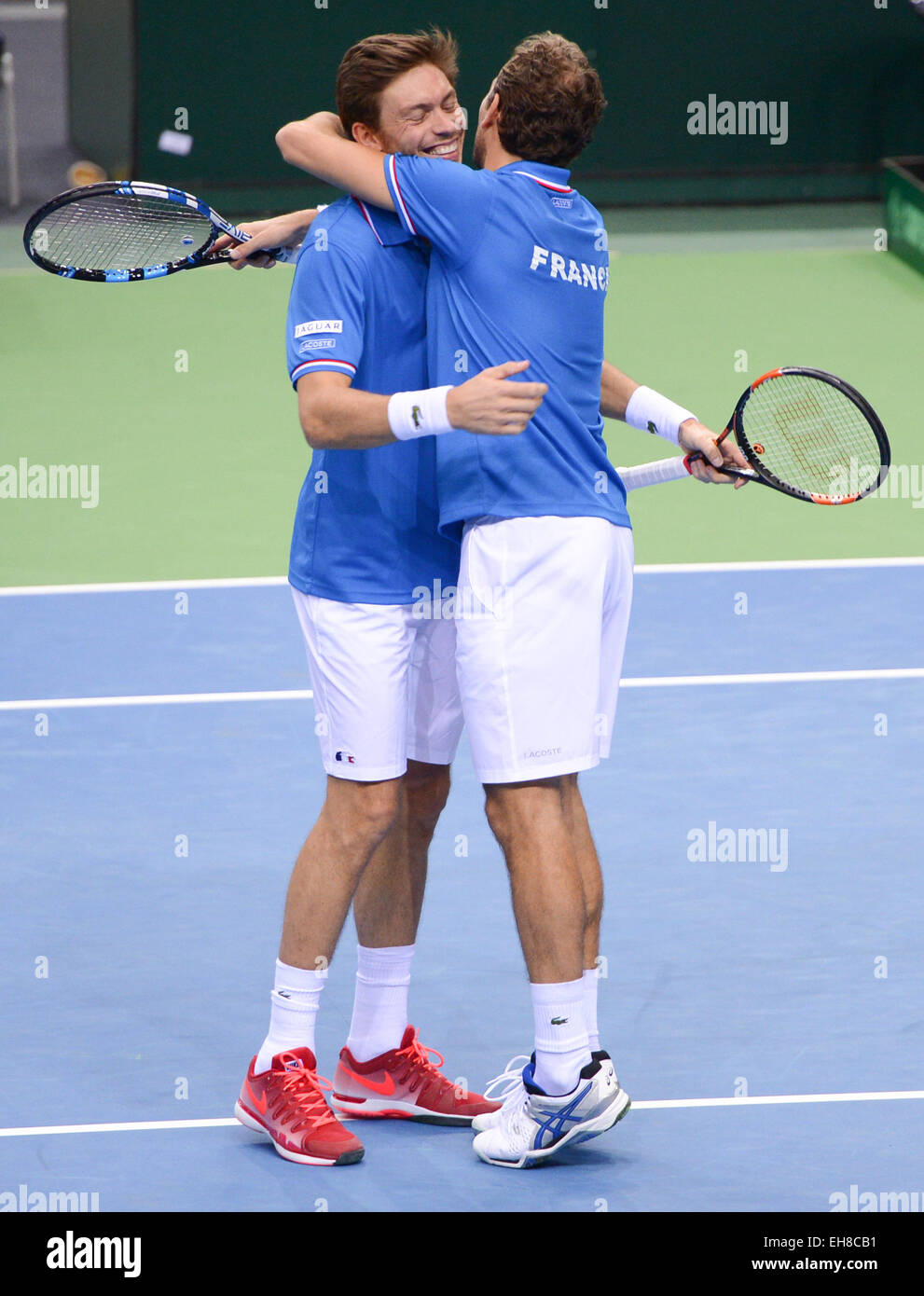 Francoforte, Germania. 7 Mar, 2015. Julien BENNETEAU (r) e Nicolas MAHUT di Francia allegria durante gli uomini il primo round del Tennis Davis Cup Match Germania vs Francia a Francoforte in Germania, 7 marzo 2015. Foto: Arne Dedert/dpa/Alamy Live News Foto Stock