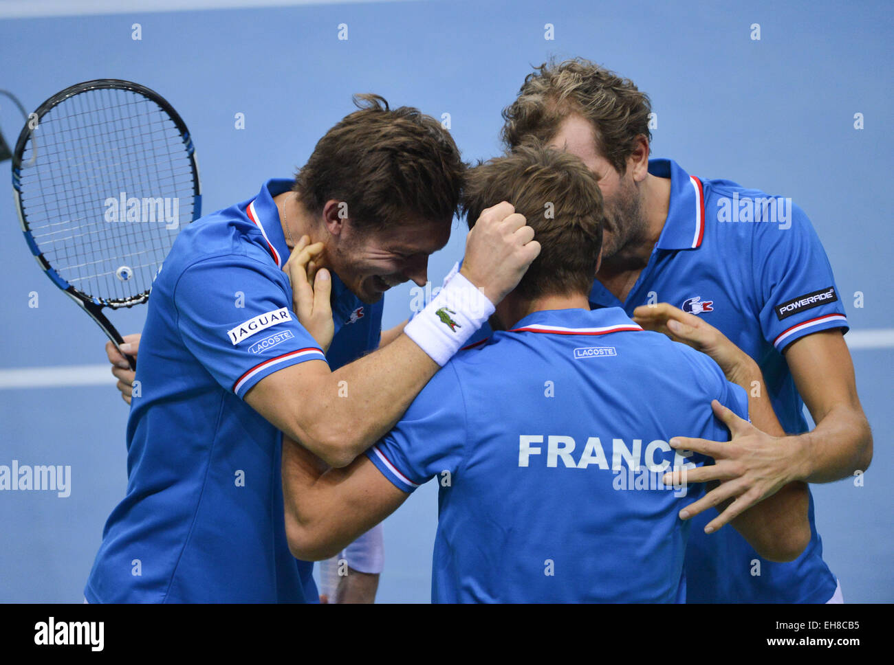 Francoforte, Germania. 7 Mar, 2015. Team leader del team Francia Arnaud CLEMENT (c) e i suoi giocatori Julien BENNETEAU (l) e Nicolas MAHUT (r) allegria durante gli uomini il primo round del Tennis Davis Cup Match Germania vs Francia a Francoforte in Germania, 7 marzo 2015. Foto: Arne Dedert/dpa/Alamy Live News Foto Stock