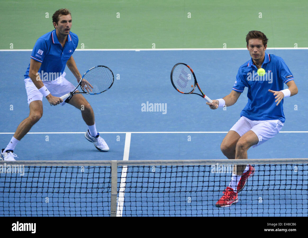 Francoforte, Germania. 7 Mar, 2015. Julien BENNETEAU und Nicolas MAHUT (r) in azione durante gli uomini il primo round del Tennis Davis Cup Match Germania vs Francia a Francoforte in Germania, 7 marzo 2015. Foto: Arne Dedert/dpa/Alamy Live News Foto Stock