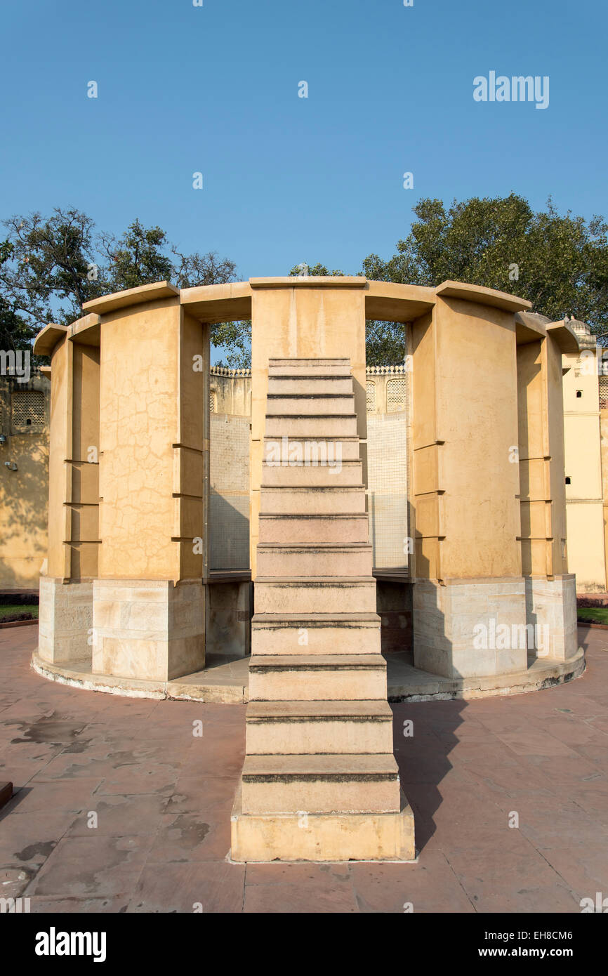 Ram Yantra strumento a Jantar Mantar Observatory, Jaipur, Rajasthan, India Foto Stock