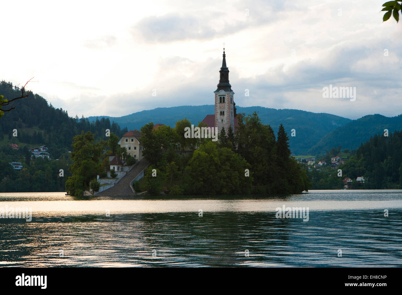 Isola meravigliosa con una chiesa sul lago di Bled Foto Stock