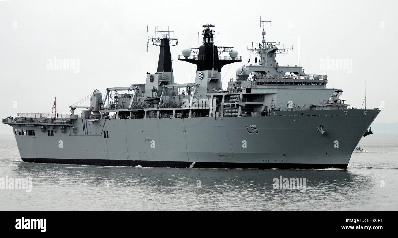 AJAXNETPHTO. - 17 Maggio, 2014. PORTSMOUTH, Inghilterra. - Piattaforma di atterraggio DOCK ASSAULT NAVE - HMS baluardo entrando in porto. Foto:TONY HOLLAND/AJAX REF;DTH141705 8988 Foto Stock