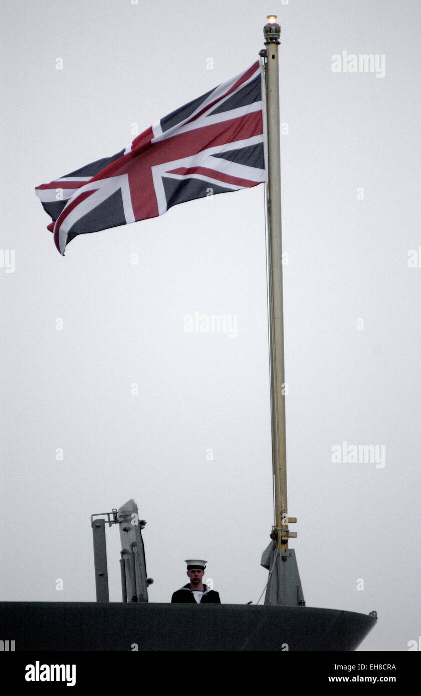 AJAXNETPHOTO. 28gennaio 2009. PORTSMOUTH,Inghilterra. - Unione 'Jack' - HMS audace, PRIMA DELLA ROYAL NAVY è di sei nuovi tipo 45 cacciatorpediniere arrivando a Portsmouth base navale. Foto:JONATHAN EASTLAND/AJAX REF:D92801 2188 Foto Stock