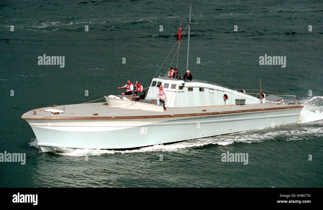 AJAX NEWS PHOTOS -05 GIU 2004- D-DAY 60TH ANNIVERSARY - MGB 81 (EX MTB 416) , COSTRUITO ORIGINARIAMENTE DA MOTOSCAFI BRITANNICI NELLA SECONDA GUERRA MONDIALE, ORA COMPLETAMENTE RETSORED E OPERATIVO, SALPÒ CON LA FLOTILLA IN NORMANDIA. È UNA DELLE ULTIME NAVI ANCORA OPERATIVE DELLE FORZE COSTIERE DELLA SECONDA GUERRA MONDIALE. FOTO: JONATHAN EASTLAND/AJAX. RIF: 41106/36 Foto Stock