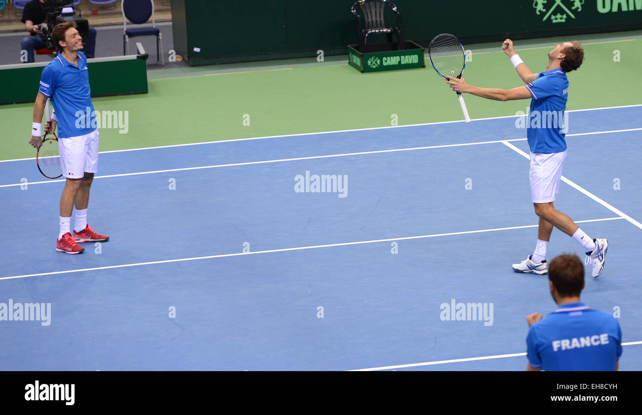 Francoforte, Germania. 7 Mar, 2015. Team leader del team Francia Arnaud CLEMENT (fondo, R) ed i suoi giocatori Julien BENNETEAU (r) e Nicolas MAHUT allegria durante gli uomini il primo round del Tennis Davis Cup Match Germania vs Francia a Francoforte in Germania, 7 marzo 2015. Foto: Arne Dedert/dpa/Alamy Live News Foto Stock