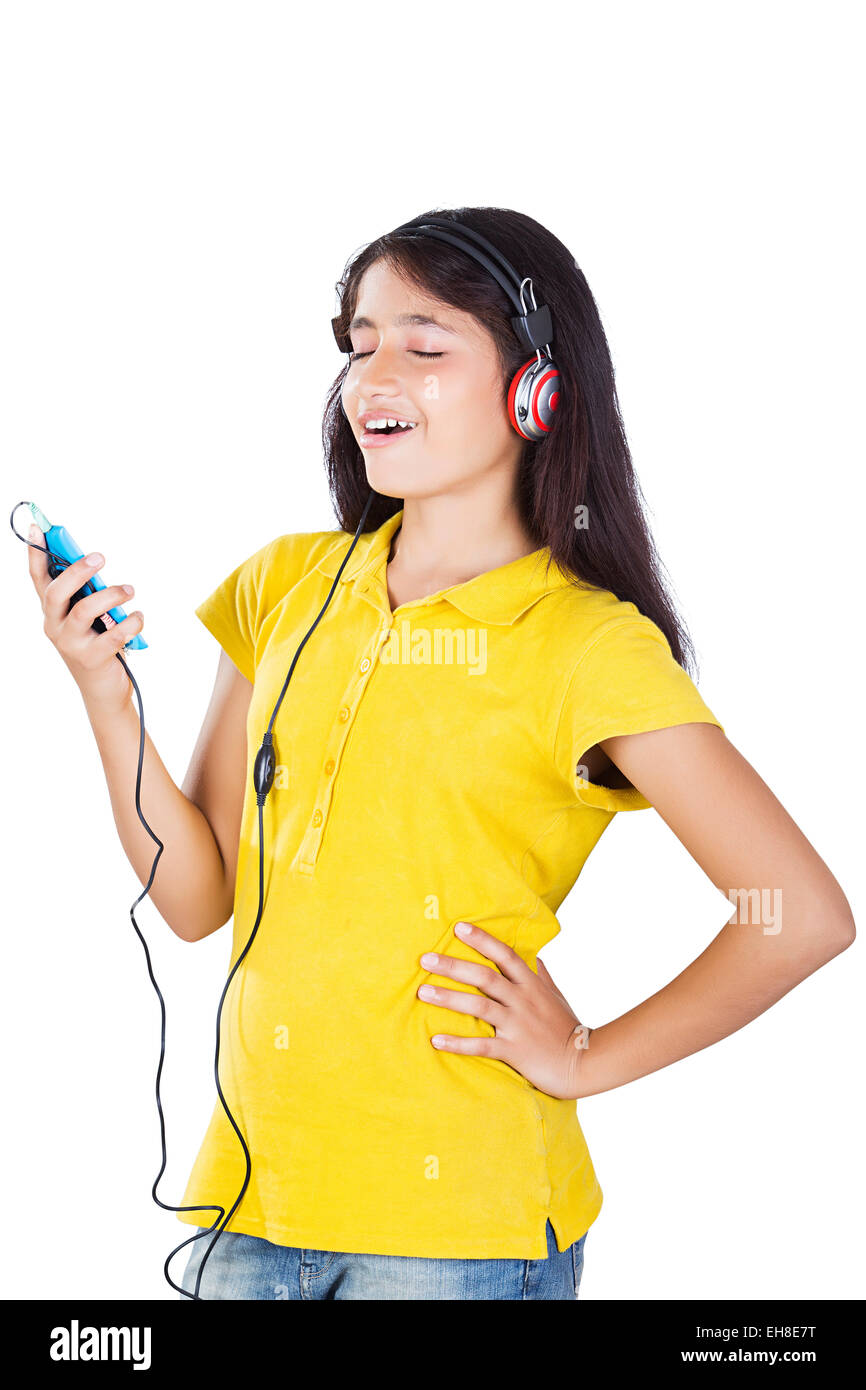 1 indian giovane ragazza adolescente Telefono cellulare l'ascolto della musica Foto Stock