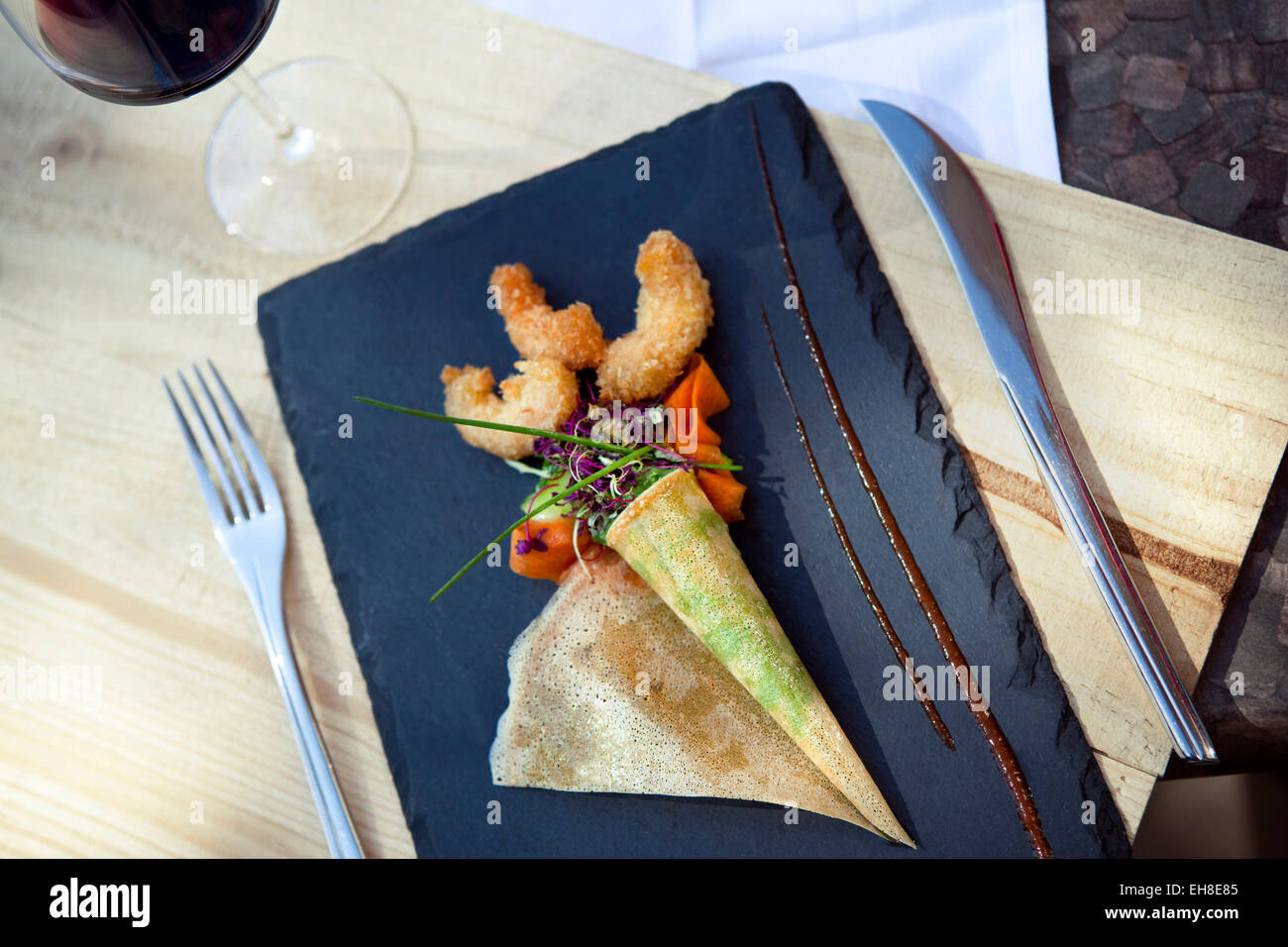 Pancake con verdure e gamberi cracker su ardesia Foto Stock