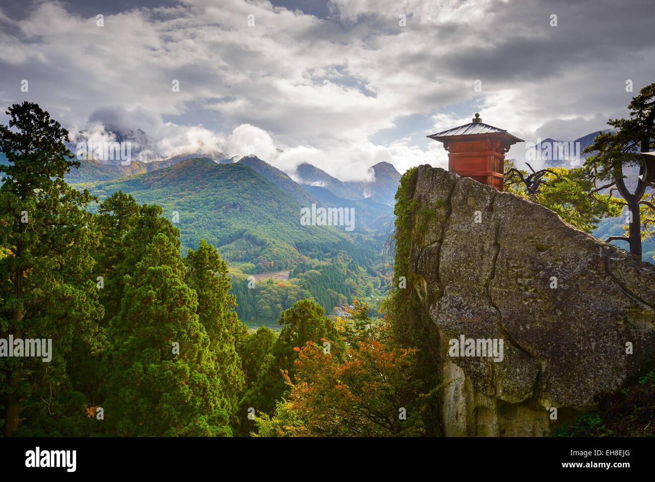 Piccolo edificio del santuario di montagna Yamadera tempio di Yamagata, Giappone. Foto Stock