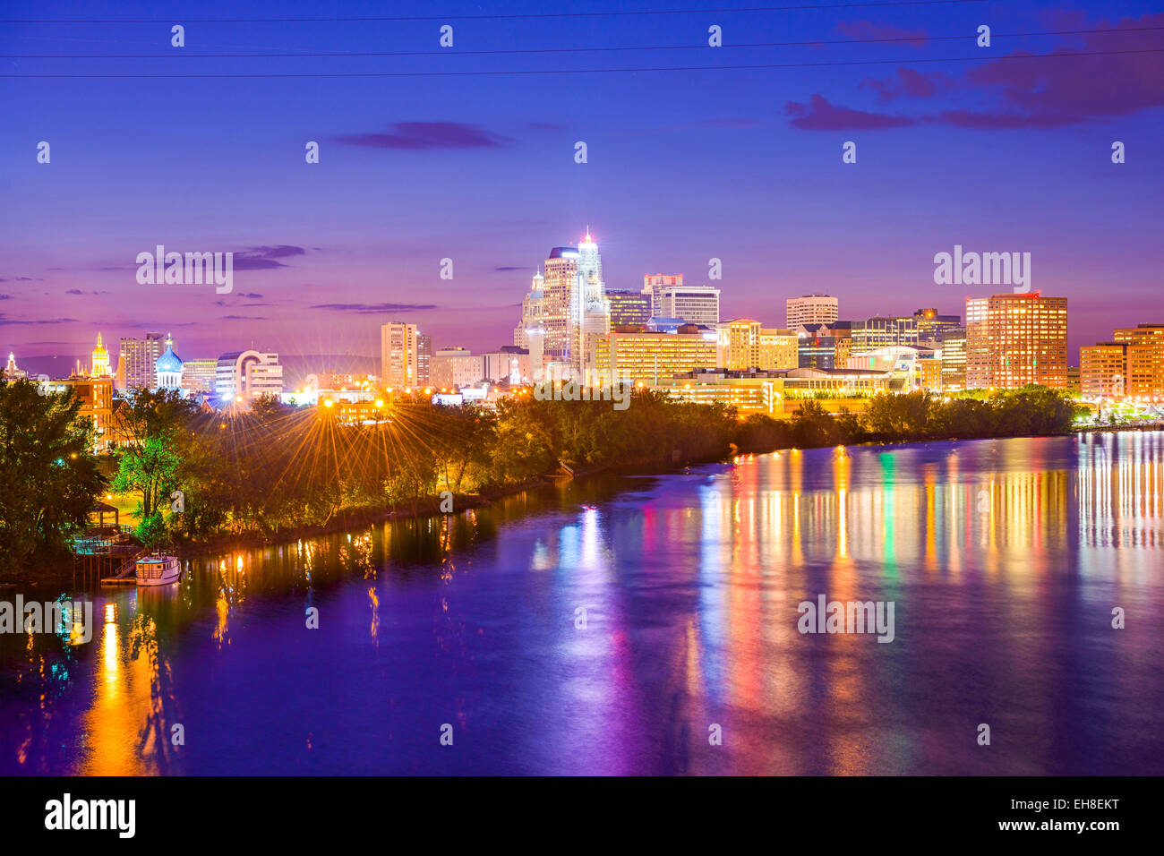 Hartford, Connecticut, Stati Uniti d'America skyline del centro oltre il fiume. Foto Stock