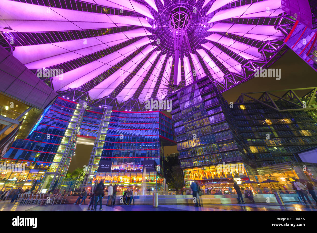 Il Sony Center di notte. Il centro è uno spazio pubblico situato in Potsdamer Platz il distretto finanziario di Berlino, Germania. Foto Stock