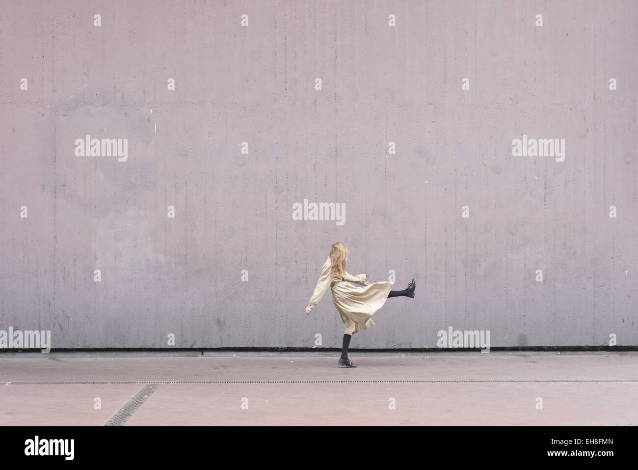 Donna di eseguire su un contemporaneo spazio urbano. Foto Stock