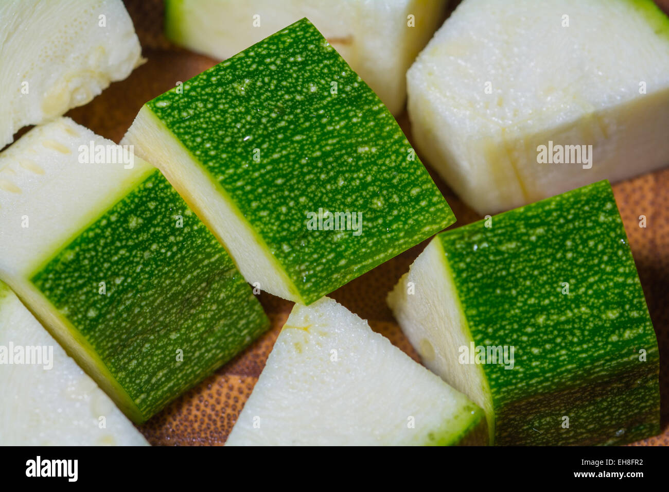 Zucchine tagliate su un tagliere Foto Stock