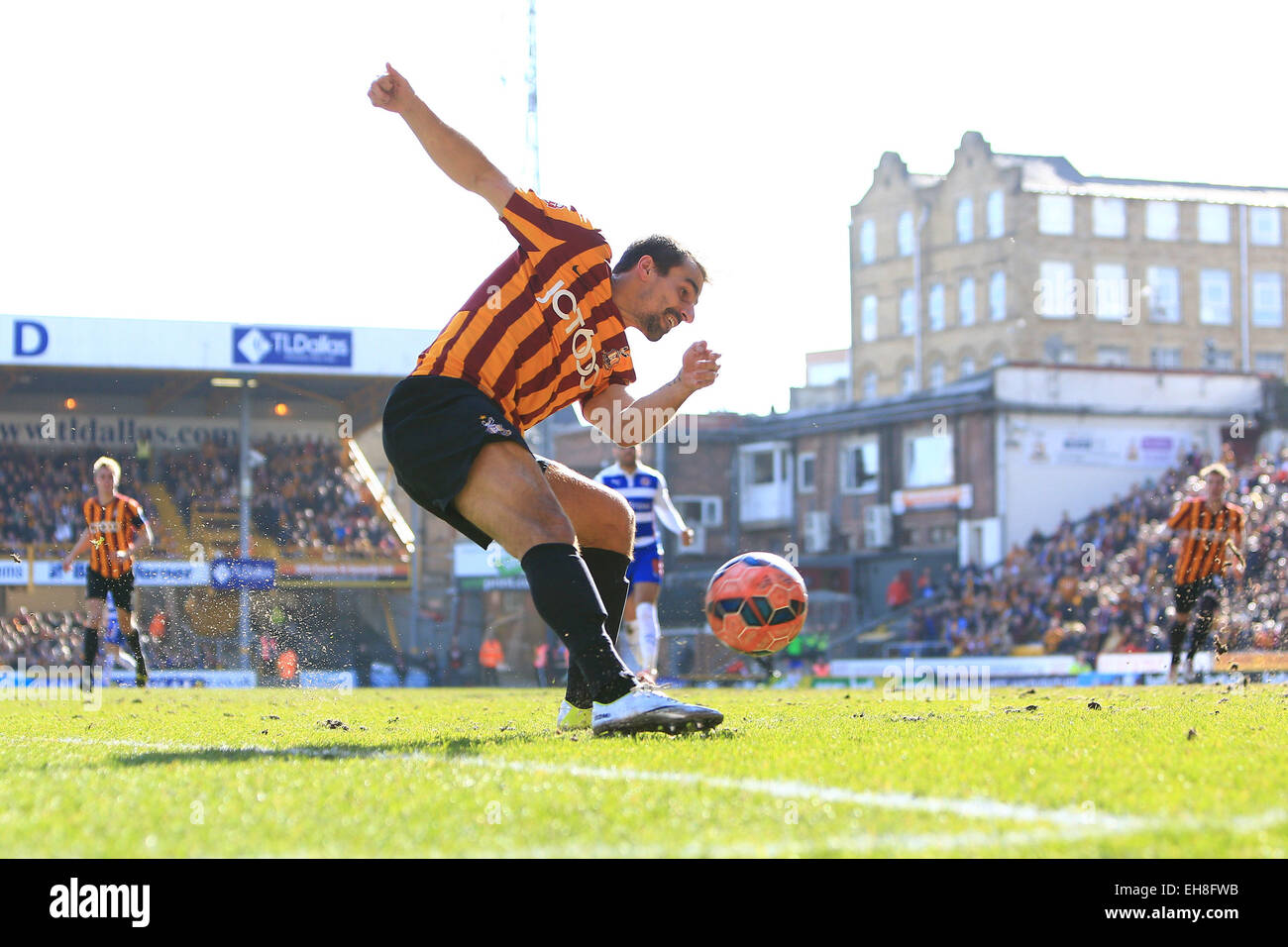 Bradford, Regno Unito. 7 Mar, 2015. Filipe Morais di Bradford colpisce al traguardo - Bradford City vs. Lettura - FA Cup Quarti di Finale - Valle Parade - Bradford - 07/03/2015 © csm/Alamy Live News Foto Stock