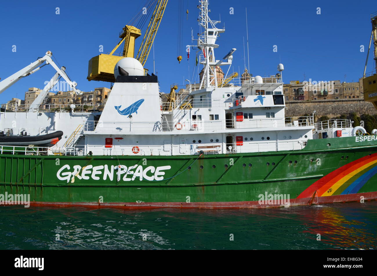 Un certo numero di shipsare legato MaltaHarbor.Qui,theGreenpeace boat si trova,meglio conosciuto per le sue battaglie di frantumazione inRussia& elsewher Foto Stock