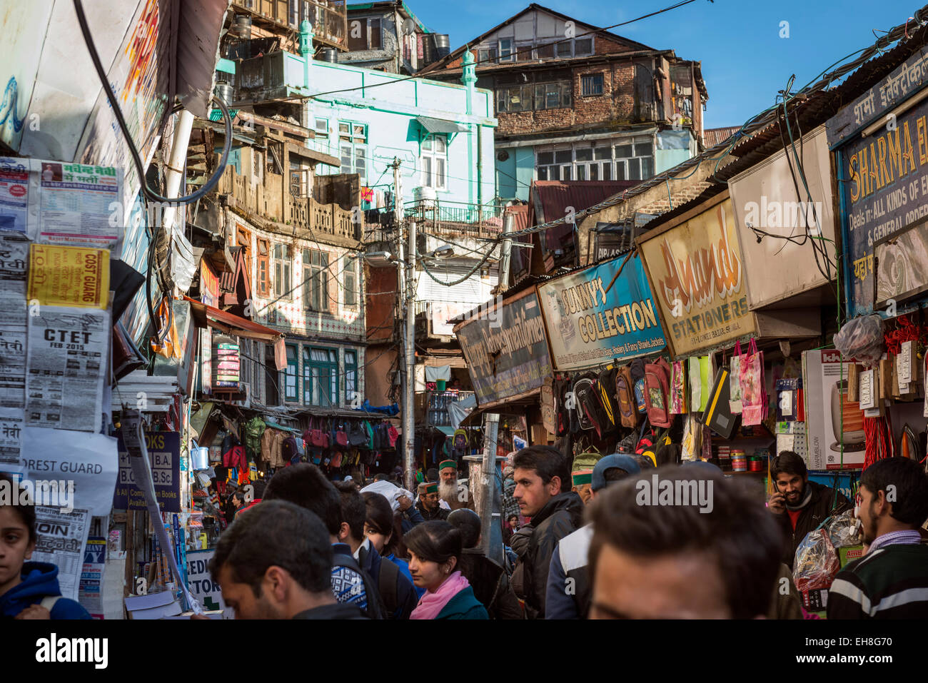 Il bazaar di occupato al di sotto della cresta in Shimla, Himachal Pradesh, India Foto Stock
