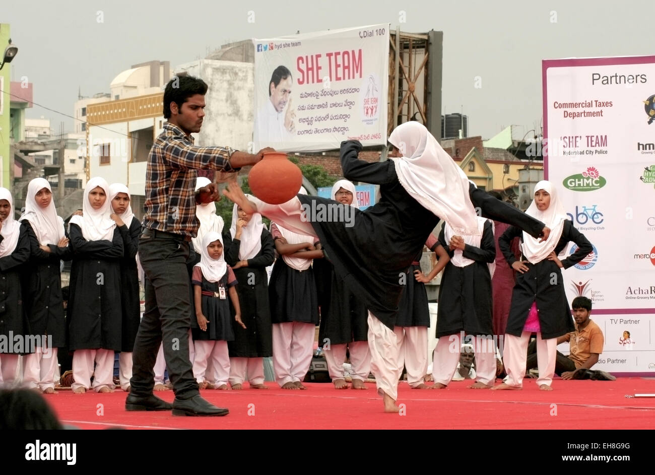 Gli studenti universitari visualizza auto metodi di protezione sulla giornata internazionale della donna le celebrazioni del marzo 8,2015 in Hyderabad, India Foto Stock